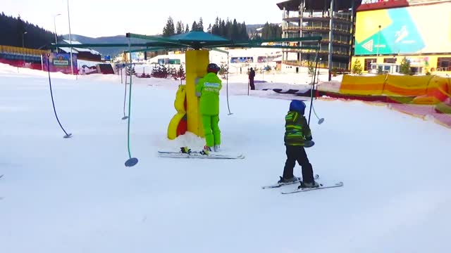 Funny Video for Kids Children Learn to Ski. Super speed Outdoor