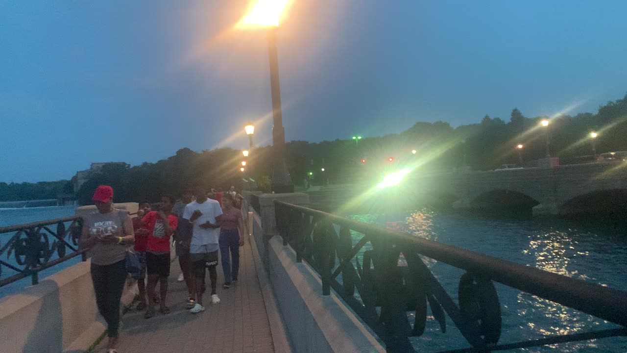 Walk after dark around Niagara Falls