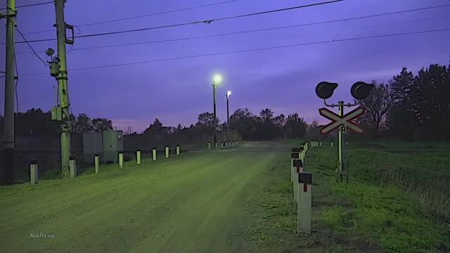 Railroad crossing. E-locomotive&freight train/ Электровоз ЭП1 с грузовым поездом проходит жд переезд