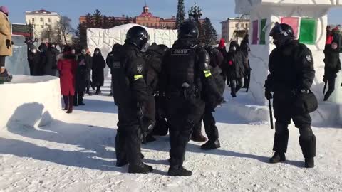 In Khabarovsk, 250-300 people gathered for an unauthorized rally in support of Alexei Navalny on