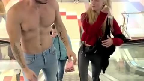 Fell in LOVE a bodybuilder😏 Forgot about her HUSBAND😱/ПРАНК НА ЭСКАЛАТОРЕ