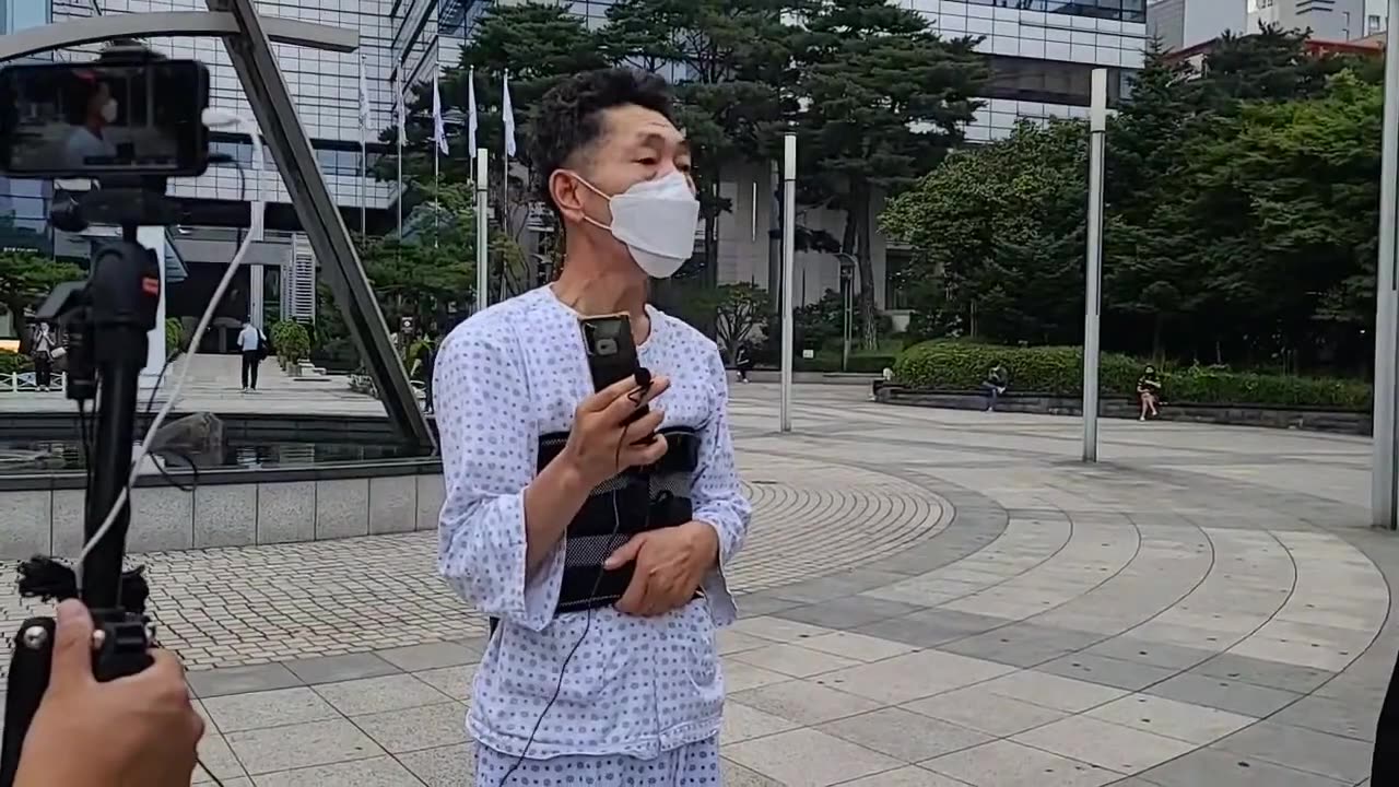 20200706_V3_S02(sQ0ZRd19uXU)환자분이 병원에 계신 환자들에게 보여주려고 부정선거 사진전을 카메라에 담아가시다