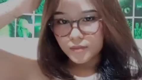 Live cewe seksi berkacamata