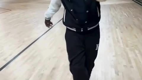 Skate Moves You Should Learn Skating Backwards #rollerskating #rollerskatingtips