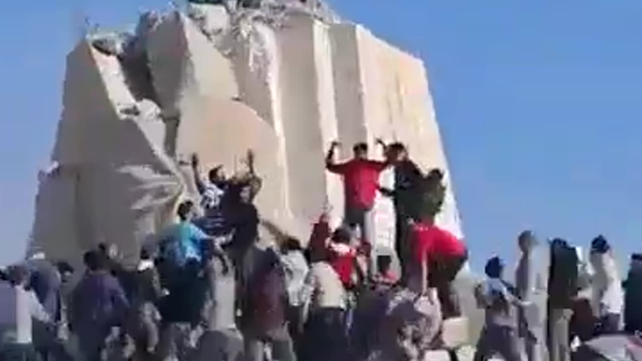 The largest statue of Hafez Assad in Syria was toppled
