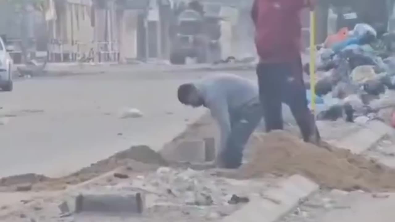 Gazans have to bury the dead residents on the sidewalks