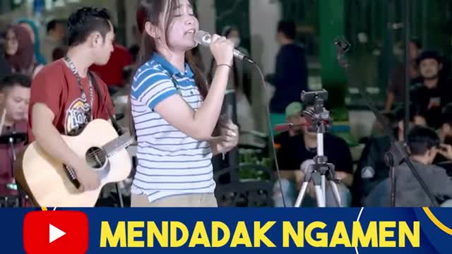 PENONTON CANTIK BAWAKAN LAGU KISAH SEMPURNA DARI MAHALINI