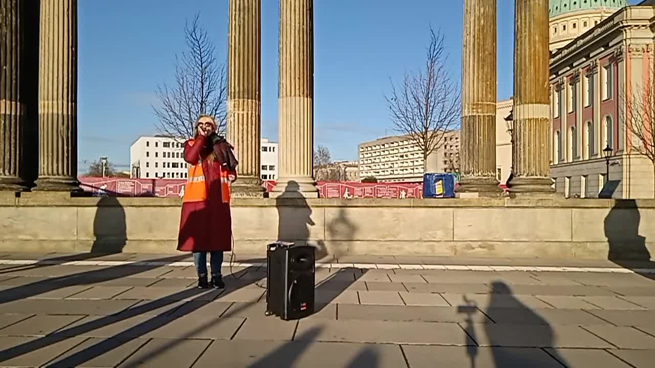 Frauen Friedensbus Demo in Potsdam mit Eva Rosen, Güzey und Anna am 30.12.2020