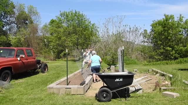 Building Raised Bed Gardens`