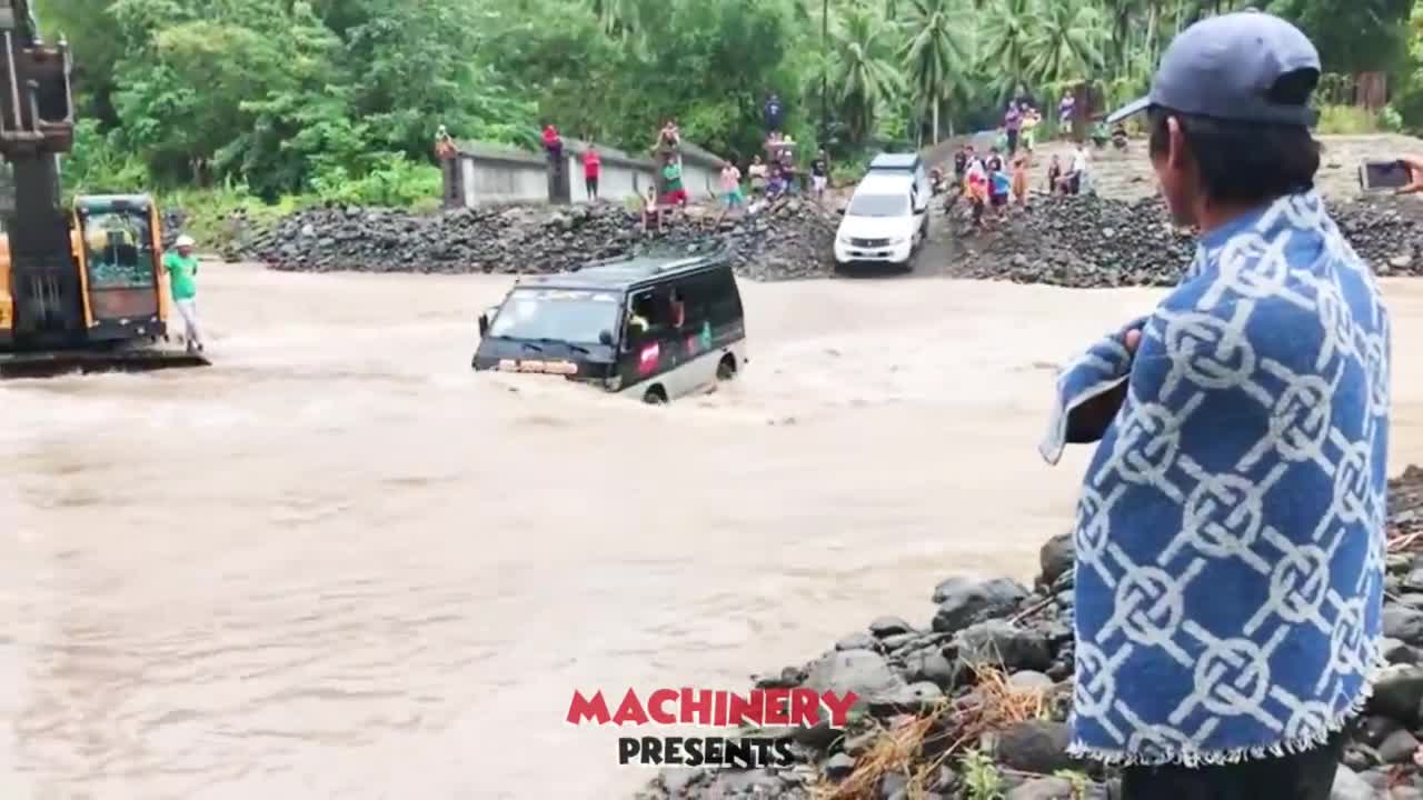 Top 10 Extreme Dangerous Idiots Truck Fails Compilation 2021 ! Crazy Heavy Equipment Drive skills