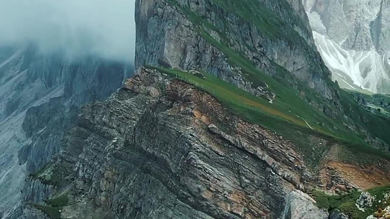 Feeling quite small in the mountains of Italy 🇮🇹⛰️