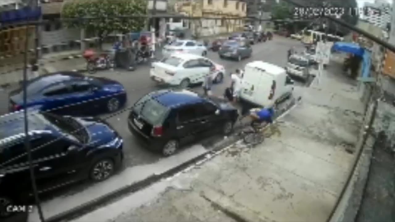 BELÉM - Homem tenta furtar bicicleta mas é agarrado pelo dono, no Umarizal
