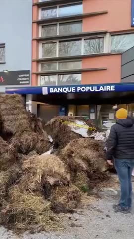 French farmers are taking the fight to the banks at Lot-et-Garonne