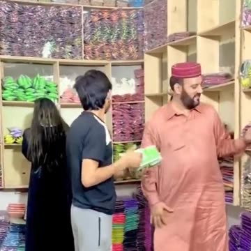 Larki ne dukandar Ki band bajadi