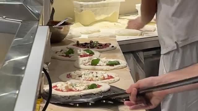 Pizzaiolos en acción en Maiori #pizza #pizzaiolo #pizzanapoletana