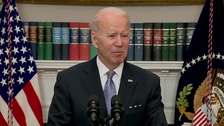 Asked about ending Title 42, Joe Biden starts talking about mandating masks on airplanes.