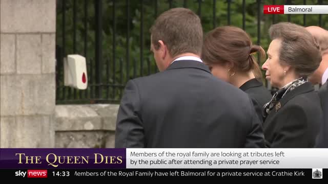 Emotional royals inspect tributes to Queen