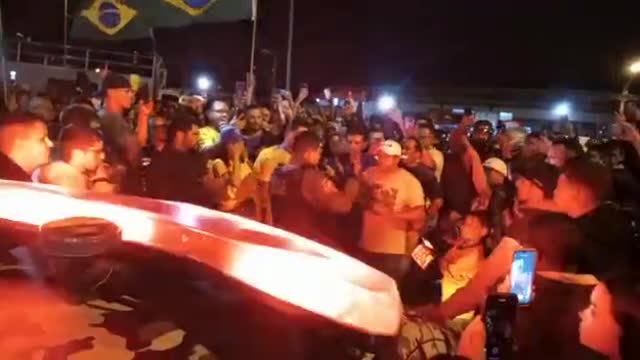 Polícia apoiam a manifestação iniciada por Caminhoneiros no Brasil...