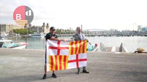 Emirates Team New Zealand recibe la bandera de Barcelona