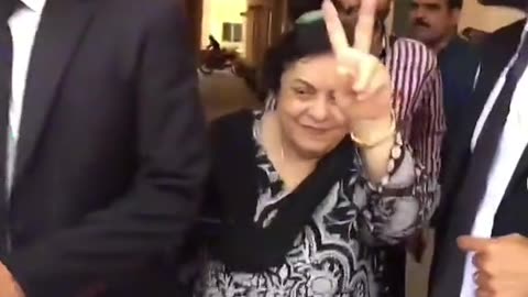 Sheeren mazari victory sign