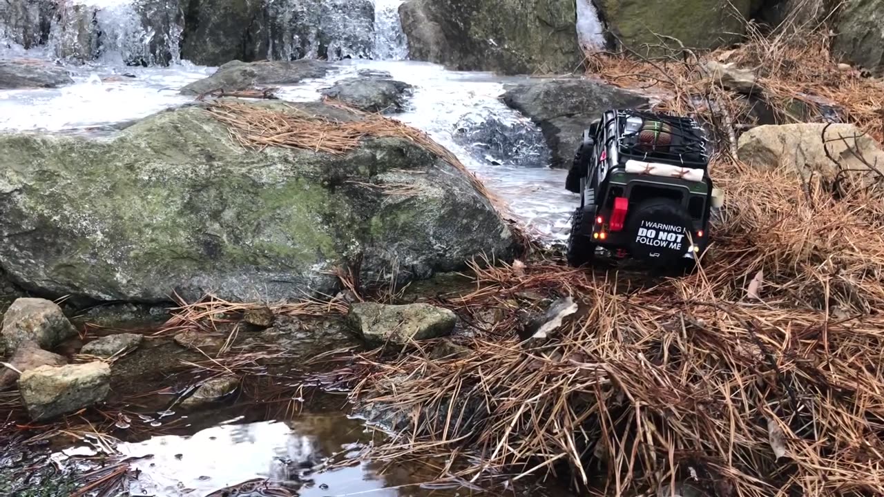 #23 Traxxas TRX4 Defender Rock crawling( ice valley water)Rc car