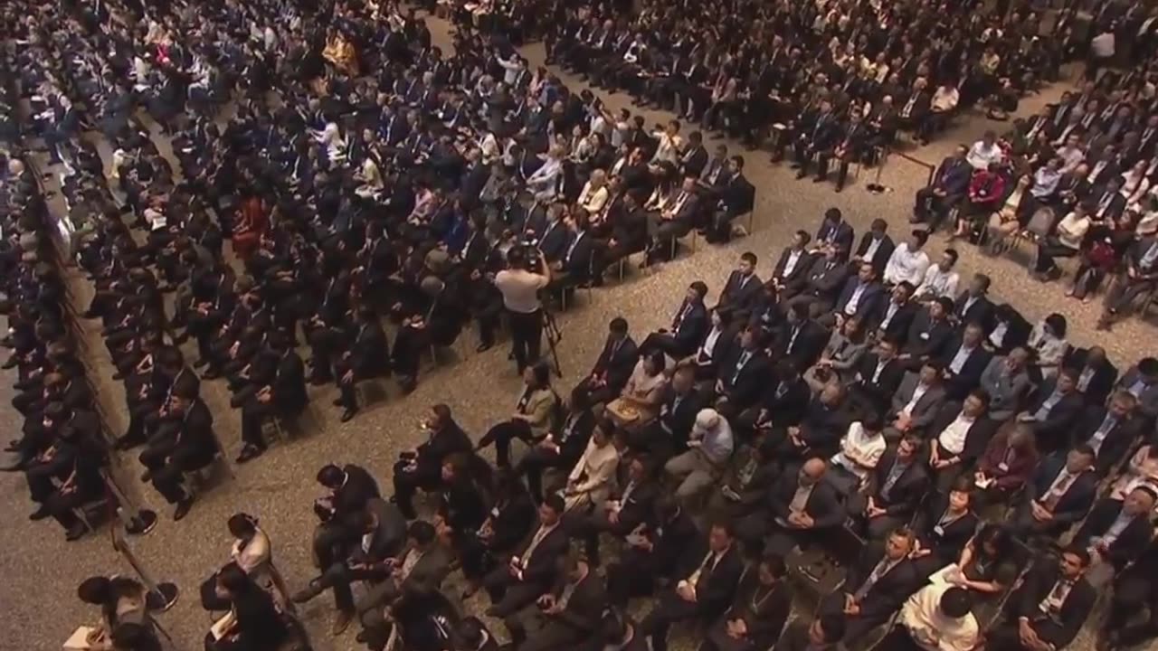 WEF : Klaus Schwab "We Must Force’ Humanity into ‘Collaboration’"