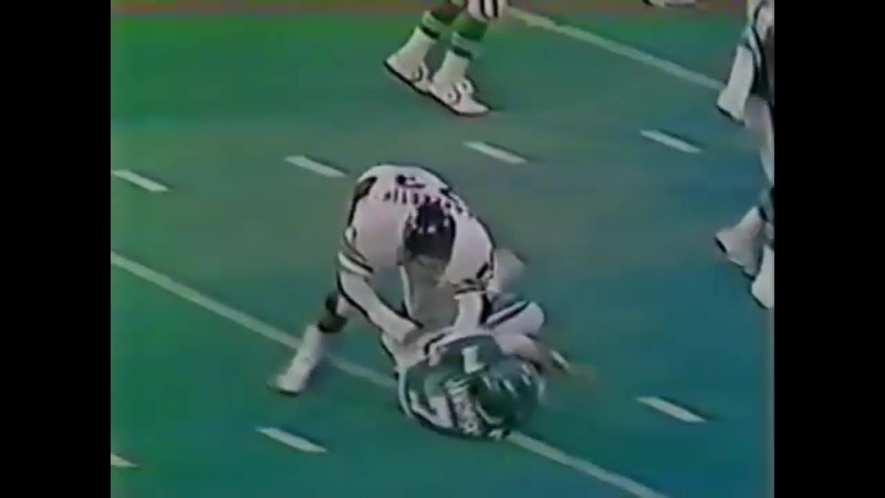 QB Ron Jawroski in 1980 Takes A Blind Shot Hit that Would Be Illegal Against Today's Over Paid QBs