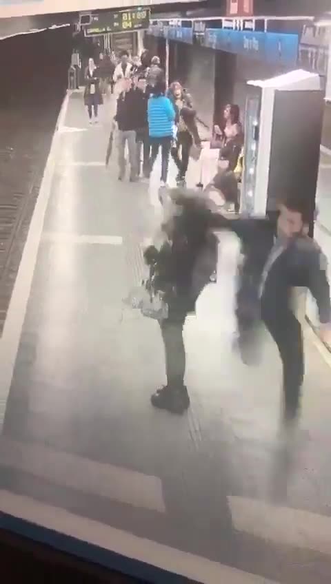 Hombre golpea a mujeres en estación de metro
