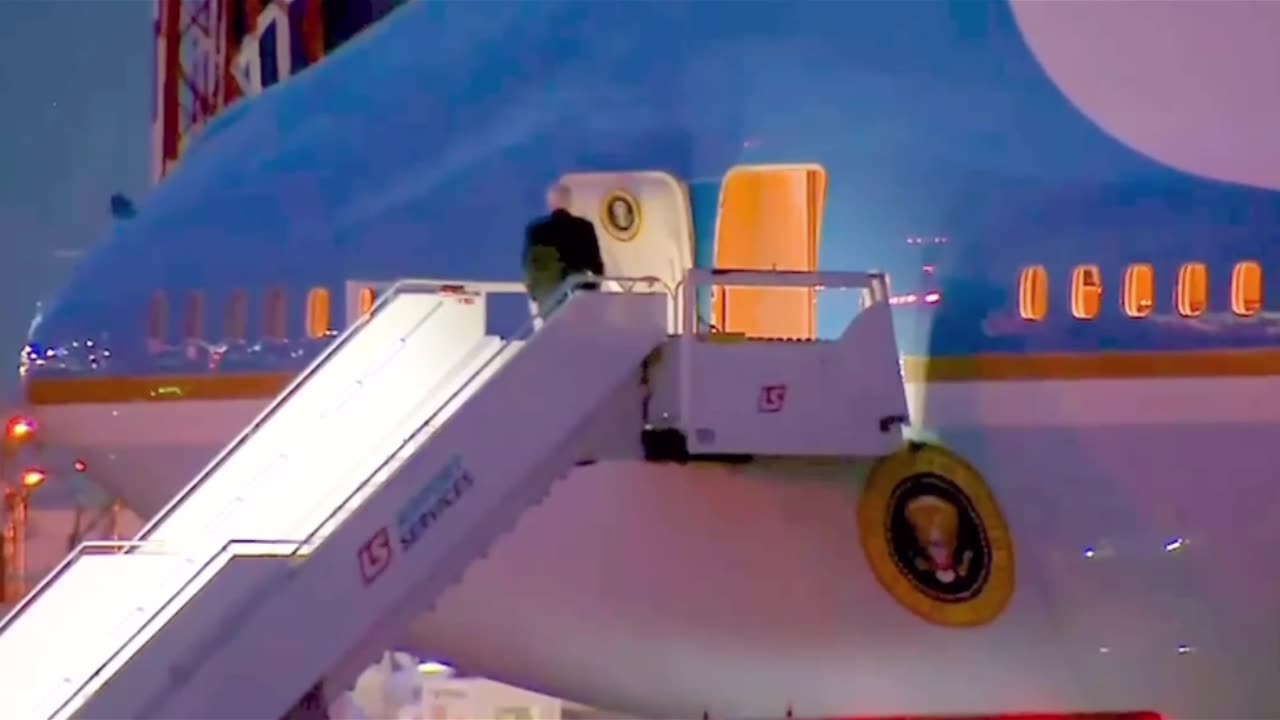 Biden falls again in Poland on Air-force 1