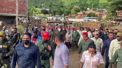 Maduro visita zona de deslave en Venezuela