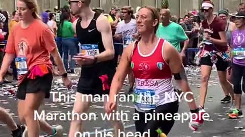 -This man ran the NYC Marathon withpineappleon his head