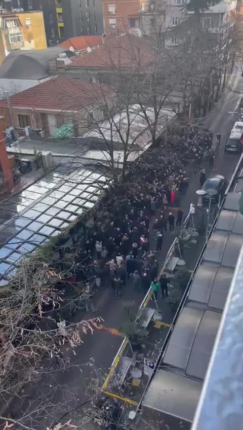 Mbeshtetesit i shkojne tek banesa, kryetari i PD-se, Sali Berisha i pershendet nga ballkoni