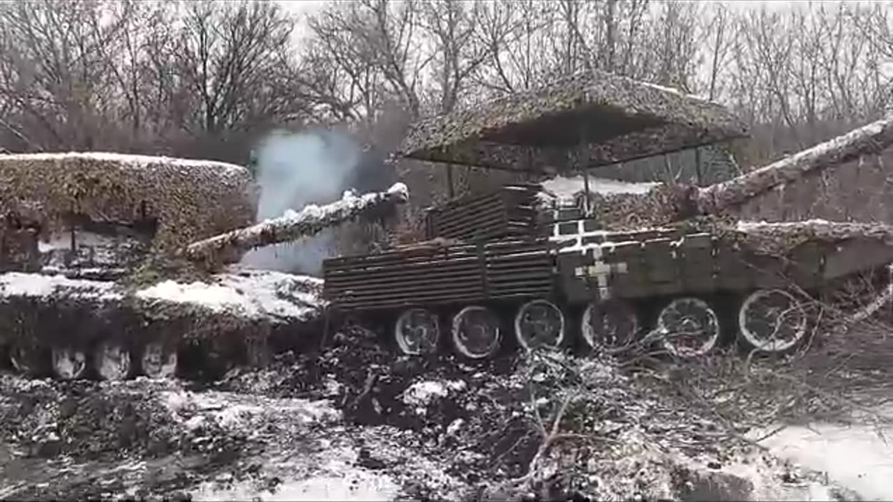 Троица украинских Т-72М с крупным защитными маскировочными козырьками