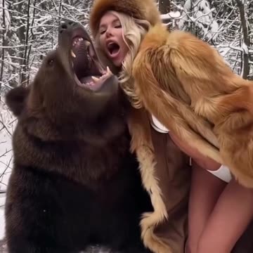 Bear & Sexy Blonde 😱🔥