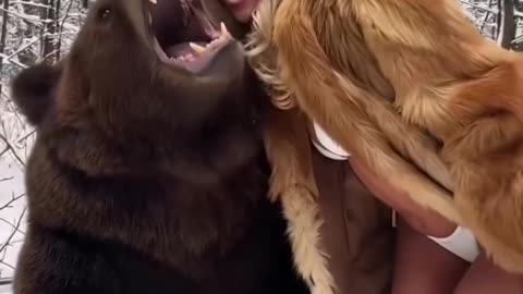 Bear & Sexy Blonde 😱🔥