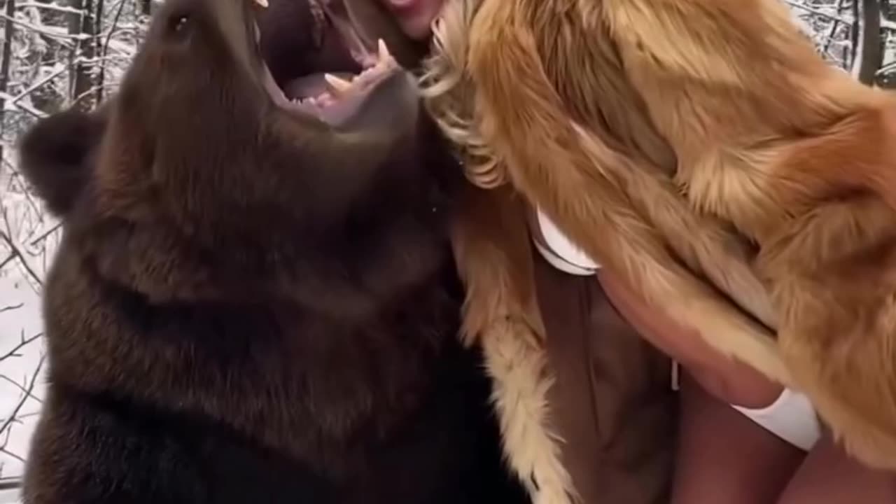 Bear & Sexy Blonde 😱🔥