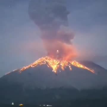 The #Sakurajima volcano erupted on Kyushu Island in #Japan.