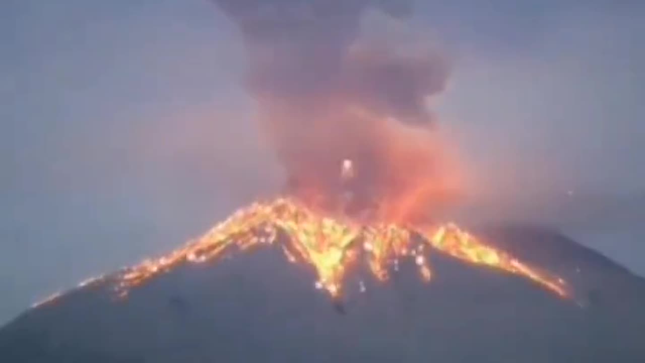 The #Sakurajima volcano erupted on Kyushu Island in #Japan.