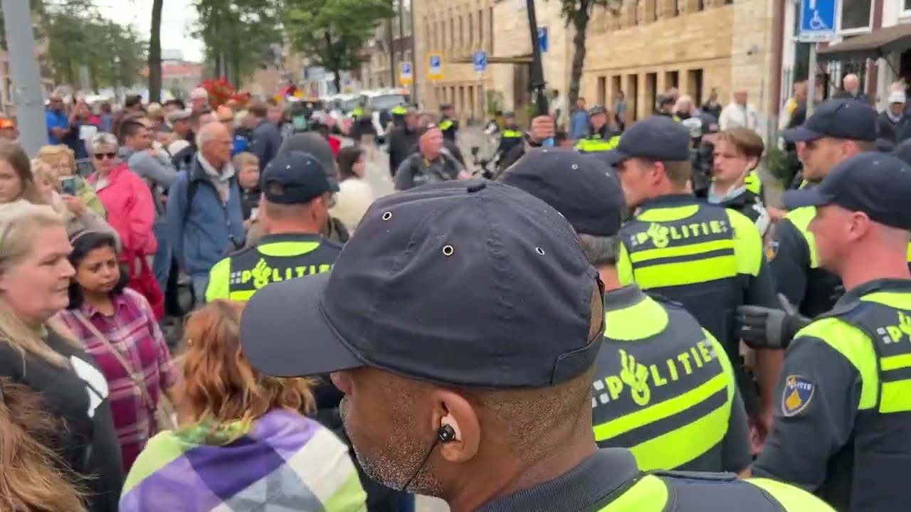 Groep demonstranten wordt aangehouden langs de route bij Prinsjesdag.