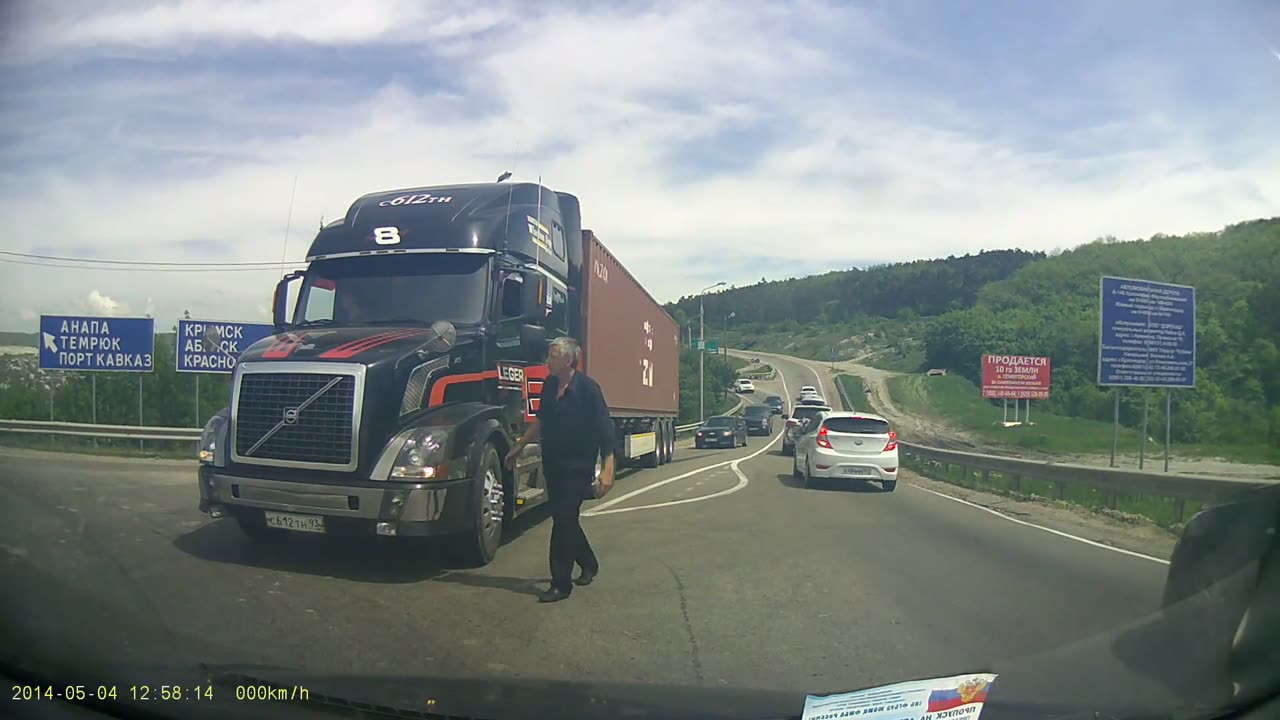 Speeding Truck Hits Brakes Right Before Collision- Crazy Dash Cam scenes