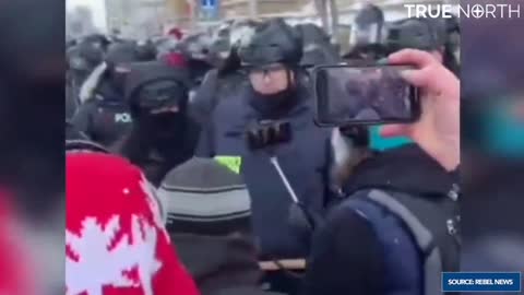 Police matraque la reporter Alexa Lavoie de Rebel News.