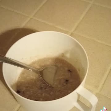 Making oatmeal 😋🍽️