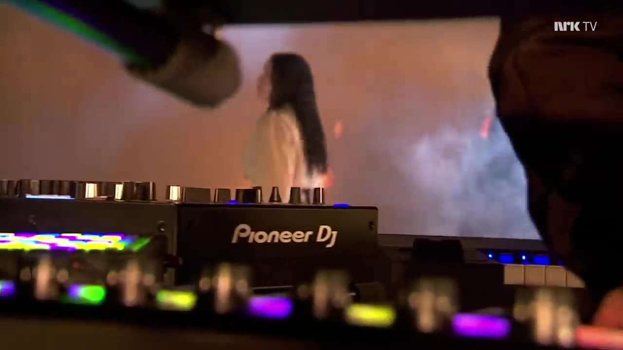Alan Walker - Darkside (feat. Torine) (Live Performance)