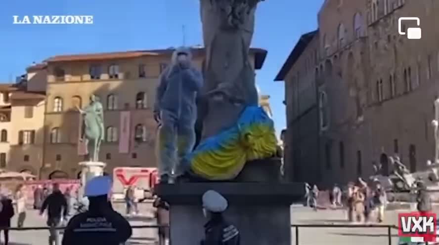 Italiani applaudono ad un imbaratta statue...con la bandiera dell'Ucraina.
