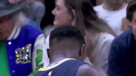 Zion Williamson made this courtside baddie fall in love with him after crazy and-one😍