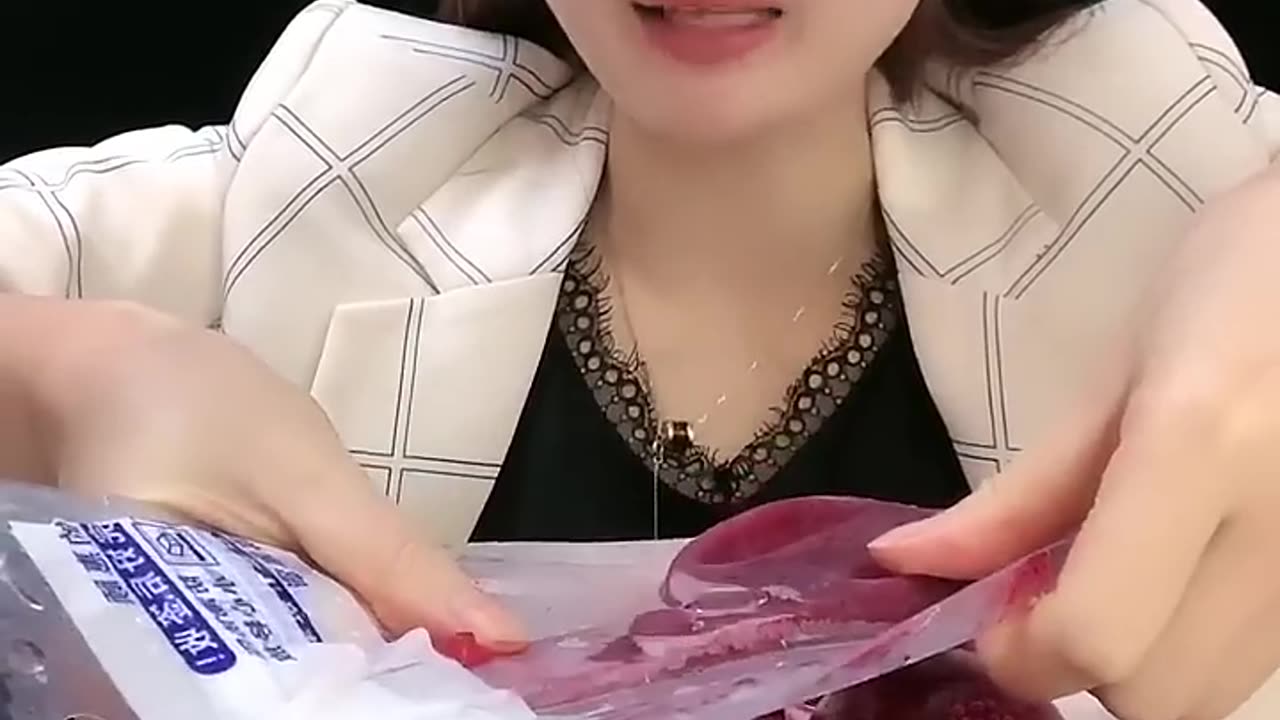 ICE EATING SOUNDS THE CHOCOLATE TASTE