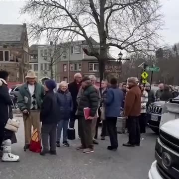 Long Lines Form Outside Silicon Valley Bank - 3/13/23