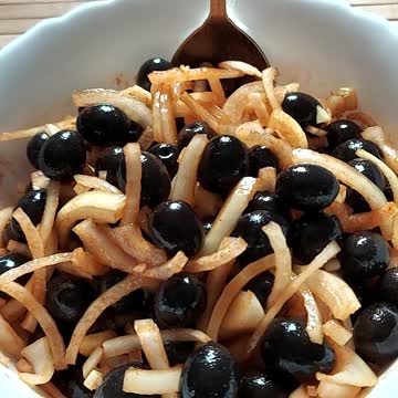 How to make a delicious black olive salad, in Spanish.