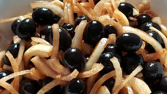 How to make a delicious black olive salad, in Spanish.