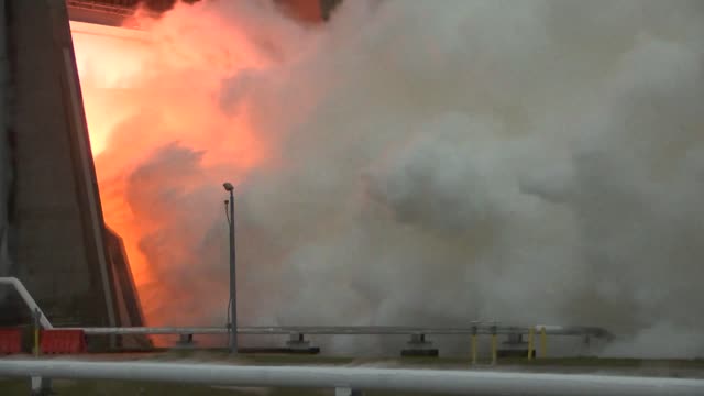 Wow NASA Conducts RS-25 Hot Fire Test at Stennis Space Center